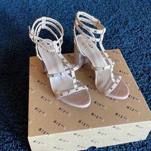 Like-New nude heels